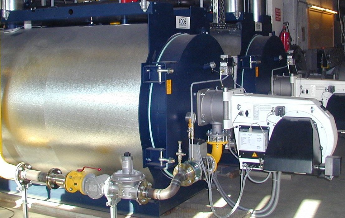 Industrieller Gaskessel mit Brenner