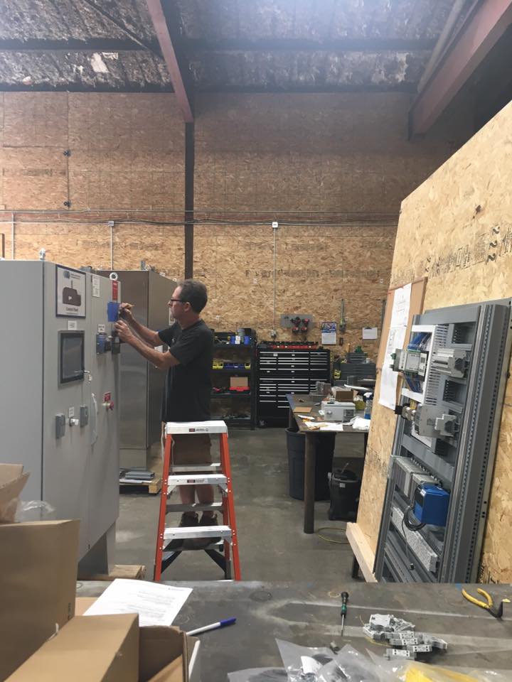 Elektriker bei der Arbeit an einer Anlagensteuerung